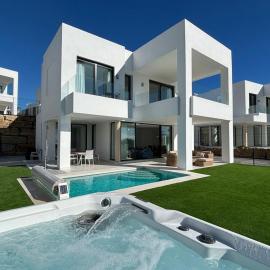 5br Villa with Stunning Sea Views & Hot Tub - Zest, hotel in Sotogrande