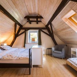 Relaxing Getaway - Newly renovated Farm House, hotel u gradu Chraštice