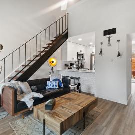 Contemporary Couples Getaway Near Austin Favorites - Loft 21