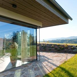 Stilvolles Ferienhaus Südsteiermark ruhige Lage top Aussicht & E-Ladestation, ξενοδοχείο σε Eibiswald