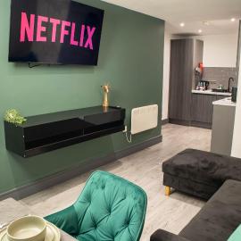 Luxury Serviced Apartment With Super King Bed Workspace WiFi & Netflix Washer Dryer Close Parking, Hotel in Bradford