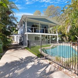 The Palms - Hervey Bay Beachside Retreat with Pool, Hotel in Toogoom