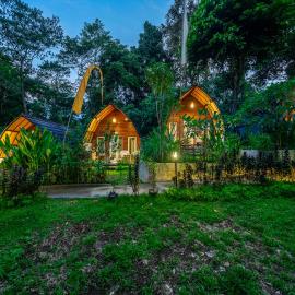 Riverside Jungle Bungalow - Infinity Pool, Yoga & Adventures - A Ubud Retreat