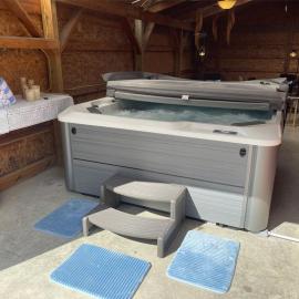Restored 1850's Farmhouse - Classic Red Barn w Hot Tub - Seneca & Keuka Wine Trails - Pets OK, hotel di Penn Yan