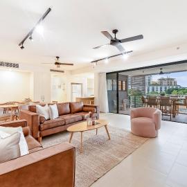 'Lady of the Lagoon' Spacious Waterfront Luxury