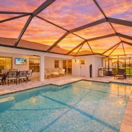 Cape Coral Home with Huge Heated Pool & Lanai, хотел в Кейп Корал