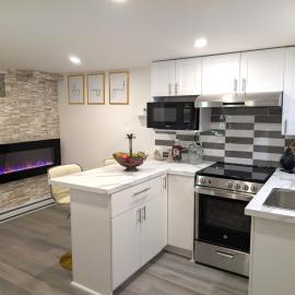 Stylish & Modern Condo - FREE Parking & EV Chargers, hotel em Laval