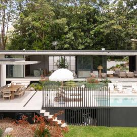 Latitude 156 - Elevated Luxury Overlooking the Greens, hotel in Doonan