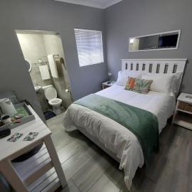 Stay a While Self catering - Close to Greenacres Hospital, free Wi-Fi, and secure parking