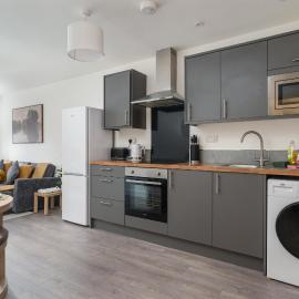 Central Town Location, 1BR Apartment With Sofa Bed & Modern Amenities, Walk to Train Station, Shops & Cafes, Ideal for Business or Leisure