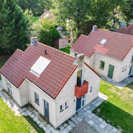 Sfeervol wellnesshuis met privé sauna en tuin, hotel in Ewijk