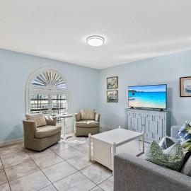 Le Monaco - 1 BR Romantic Condo! Getaway Steps from 5th Ave S Stylish Coastal Retreat with King Bed Beach Access and Prime Location, Near Dining Shopping and Sunset Views!