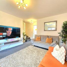 The Charm Luxury House - 8mins to NEC, Birmingham Airport, hotelli kohteessa Marston Green