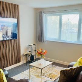 Corby- Split Level Apartment with 3 Bedrooms, hotel in Corby