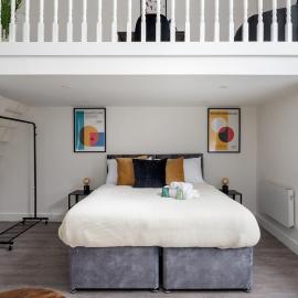 Central Cosy Mezzanine Flat With Sofa Bed & Modern Amenities, Walk to Train Station, Shops & Cafes, Ideal for Business or Leisure