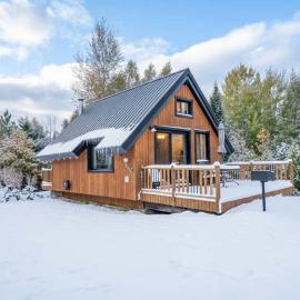 Au Chic Chalet des Chutes Chic Rustique, hotel v destinaci Sainte-Melanie