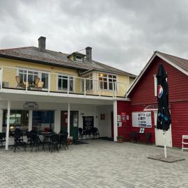 Davik Fjordparadis, hotel i Bakken