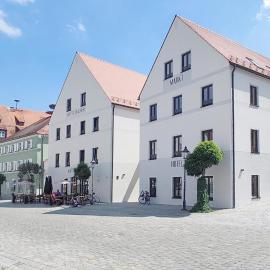 Hotel am Wittelsbacher Markt by greenpartment، فندق في Langquaid
