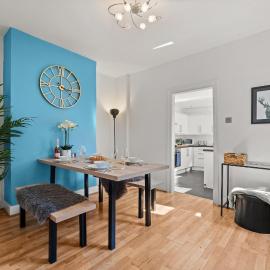 Spacious 4-Bed Home with Parking & Garden - Sleeps 9, Ideal for Families & Work Stays