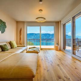 Adlerblick Penthouse mit Panoramaseeblick Ossiacher See, готель у місті Анненгайм
