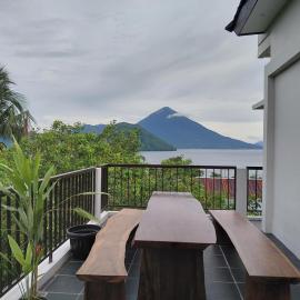 Villa Gajah 12 Lake View, hotel en Tobona