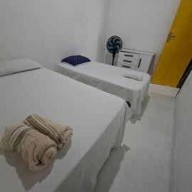 CASA DE HOSPEDAGEM FLORES PARATY AMBIENTE FAMILIAR 600M do CENTRO, מלון בפאראטי
