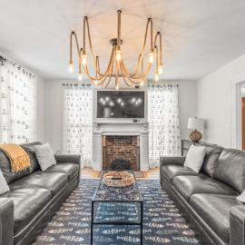 Historic Home, Walk to Seaport and Downtown, hotel a Stonington