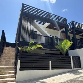 Sea View Condo, 5 Mins from UVF Intl Airport, מלון בMorne Caillandre