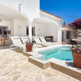 Sunny Villa & Rooftop Near Beach REMS