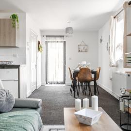 Modern 1-Bed Apartment with Parking near Heathrow, Hotel in Colnbrook