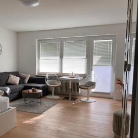 Stilvolle Wohlfühl-Ferienwohnung mit Balkon & Ausblick، فندق في Neubulach