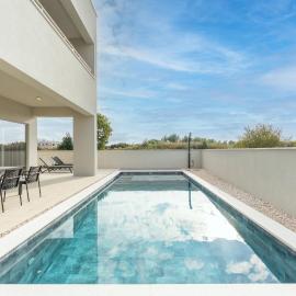 Luxury Villa for 12 people with heated pool - by TA Leut Agency, hotel u gradu Zaton