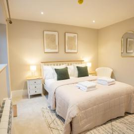 Brand New Modern 2-Bed Dog-Friendly Apartment in Broadway High Street - Sleeps 6، فندق في برودواي