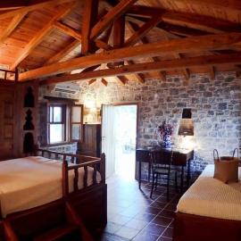 Cozy Stone House next to Skiathos town, hotel in Skiathos