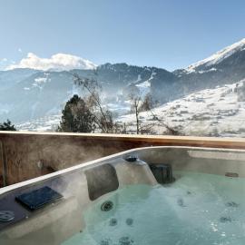 Secret Place Luxury Top Floor with Jacuzzi a Dream in Old Wood