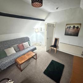 BUDGET APARTMENT - quiet, compact, FREE PARKING & WiFi easy access to Cardiff - LONG TERM OFFER!