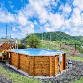 Villa Harmonie avec Piscine, Jacuzzi, Vue sur vallée et Vue Mer, hotel in Sainte-Anne