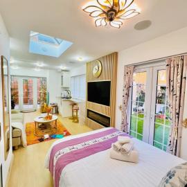 Hayaat Cottage, Cosy New Studio, great London link, hotel in Grays Thurrock
