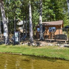 Bayview Resort Sandy Shores Cabin 3، فندق في Saint Germain