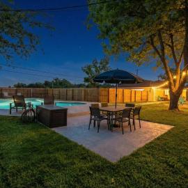 Pool 5 Star Large Deer Park home Super Host, Hotel in Deer Park