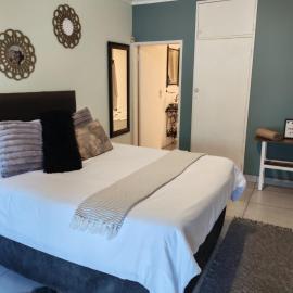 Be Our Guest Near OR Tambo International Airport 2, hotel Boksburgban