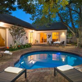 Just Unwind, hotel in Somerset West