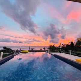 Trika Surfcamp Bali, hotel v destinaci Airsatang