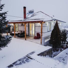 Greis Home, hotel in Maliq