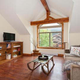 Mountainview 1 bedroom suite, king bed, walk to Village, WIFI, cable TV, parking, ski & bike storage, lake & beach nearby, Joffre Lakes, golfing, horseback riding, biking, hiking, canoeing, jet boating, Nairn Falls, Beer Farmers & North Arm Farm, Hotel in Pemberton