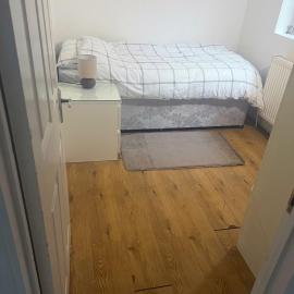 Compact single room B near Heathrow with 24 buses to all Terminals