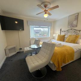 4 Bed House - Sleeps 8 - Pets - Parking - Wifi