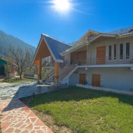 TriWa Stays Whole Villa Gardens, Naggar Manali, hotel in Haripūr