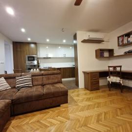 Free parking, Old Town cozy apartment near train station, Hotel in Vinohrady