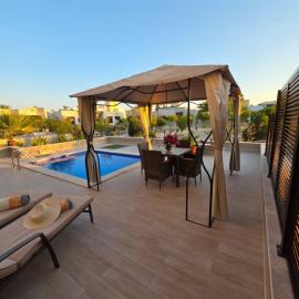 Beach Villa mit Privatpool, Dachterrasse – hotel w mieście Ma‘mūrah